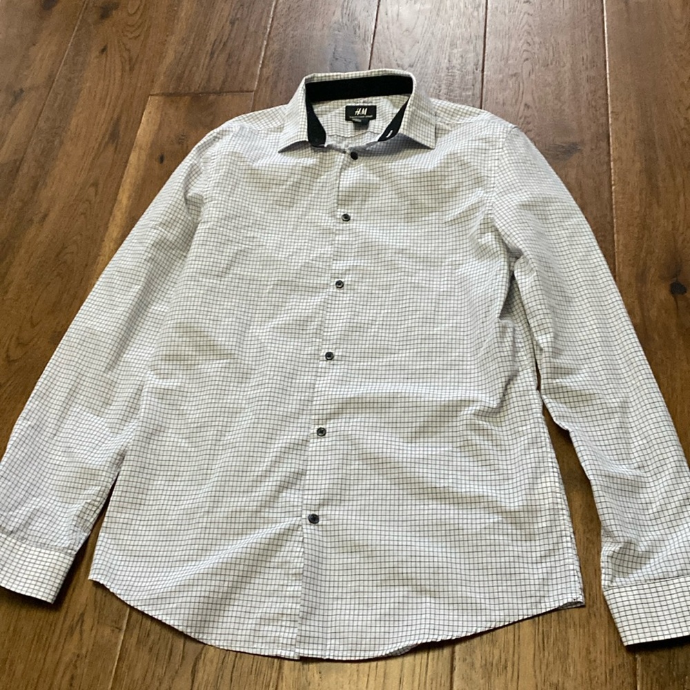 H&M button down shirt. Slim fit and easy iron